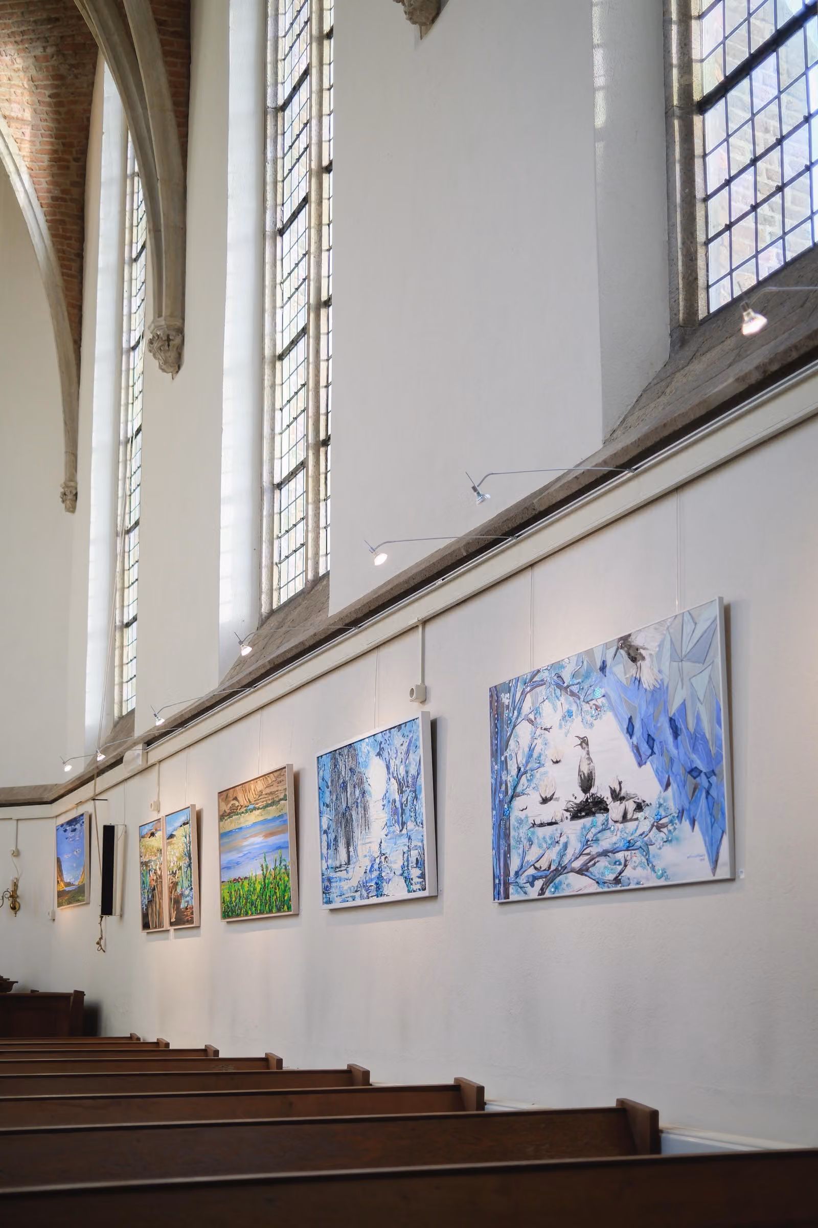 blauwe en groene schilderijen Petra Crielaard in Kerkje van Aerdt