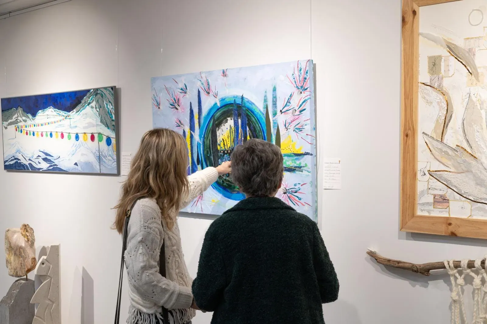 Galerie Bonaventura — bezoekers bij een schilderij